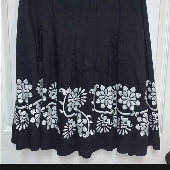Ann Taylor Linen A-Line pleated Skirt Black with White Embroidery Detail Size 4 - Picture 2 of 9